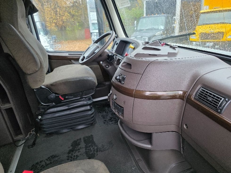 Sleeper Tractor-Heavy Duty Tractors-Volvo-2016-VNL64T670-Tukwila-WA-548,996\n\t\tmiles-$ 42,500 - Image 15