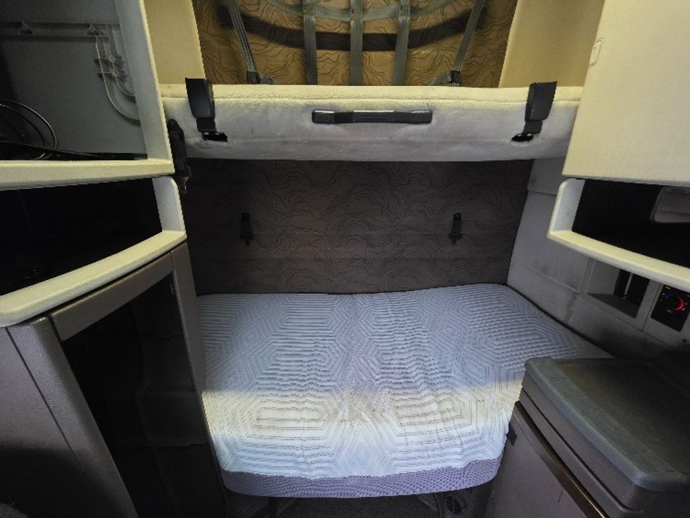 Sleeper Tractor-Heavy Duty Tractors-Volvo-2016-VNL64T670-Tukwila-WA-548,996\n\t\tmiles-$ 42,500 - Image 16