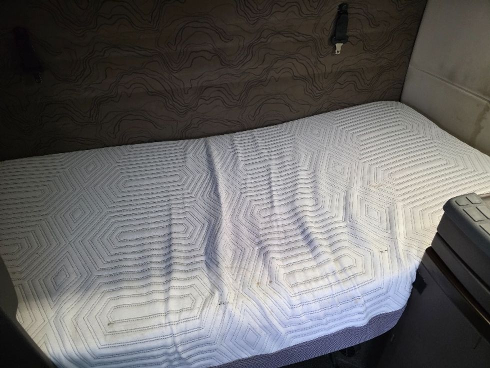 Sleeper Tractor-Heavy Duty Tractors-Volvo-2016-VNL64T670-Tukwila-WA-548,996\n\t\tmiles-$ 42,500 - Image 17