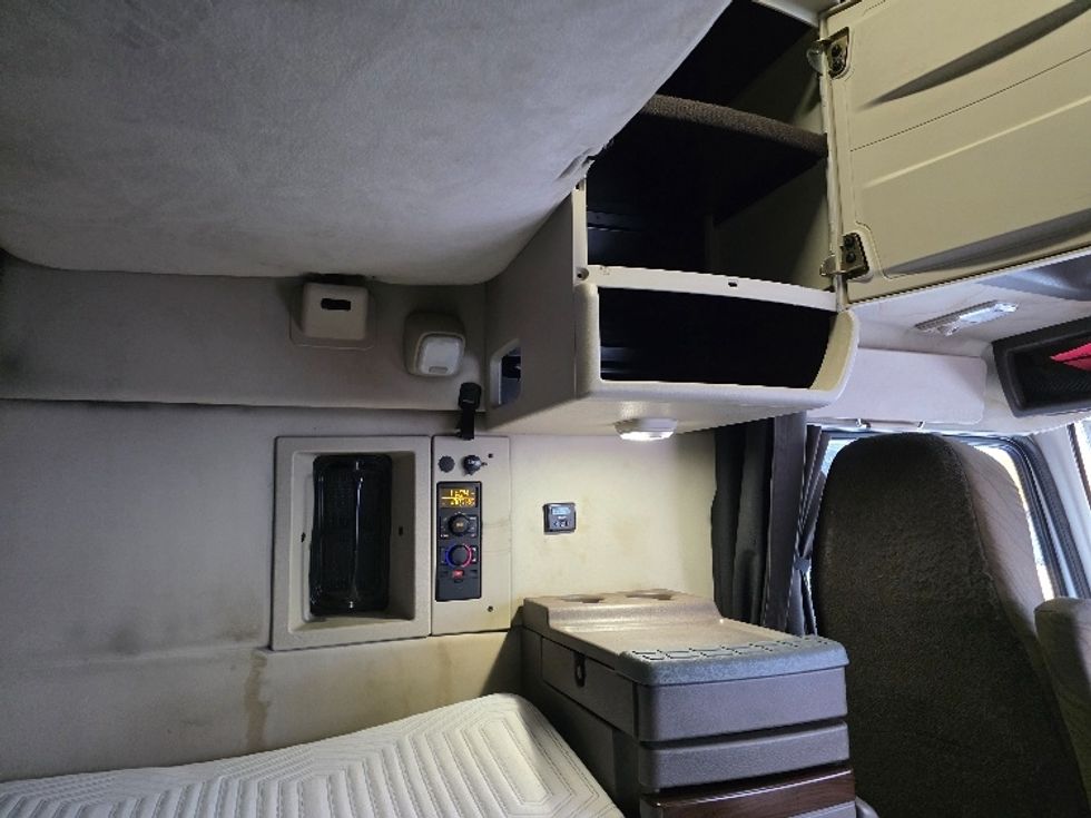 Sleeper Tractor-Heavy Duty Tractors-Volvo-2016-VNL64T670-Tukwila-WA-548,996\n\t\tmiles-$ 42,500 - Image 18