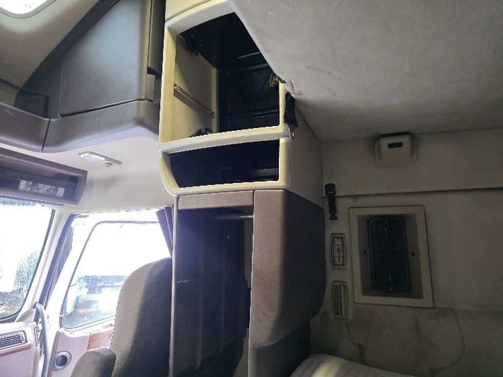 Sleeper Tractor-Heavy Duty Tractors-Volvo-2016-VNL64T670-Tukwila-WA-548,996\n\t\tmiles-$ 42,500 - Image 19