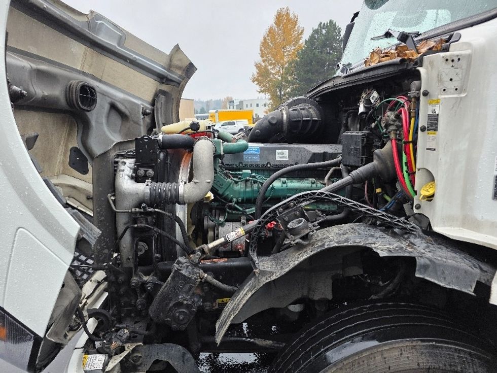 Sleeper Tractor-Heavy Duty Tractors-Volvo-2016-VNL64T670-Tukwila-WA-548,996\n\t\tmiles-$ 42,500 - Image 21