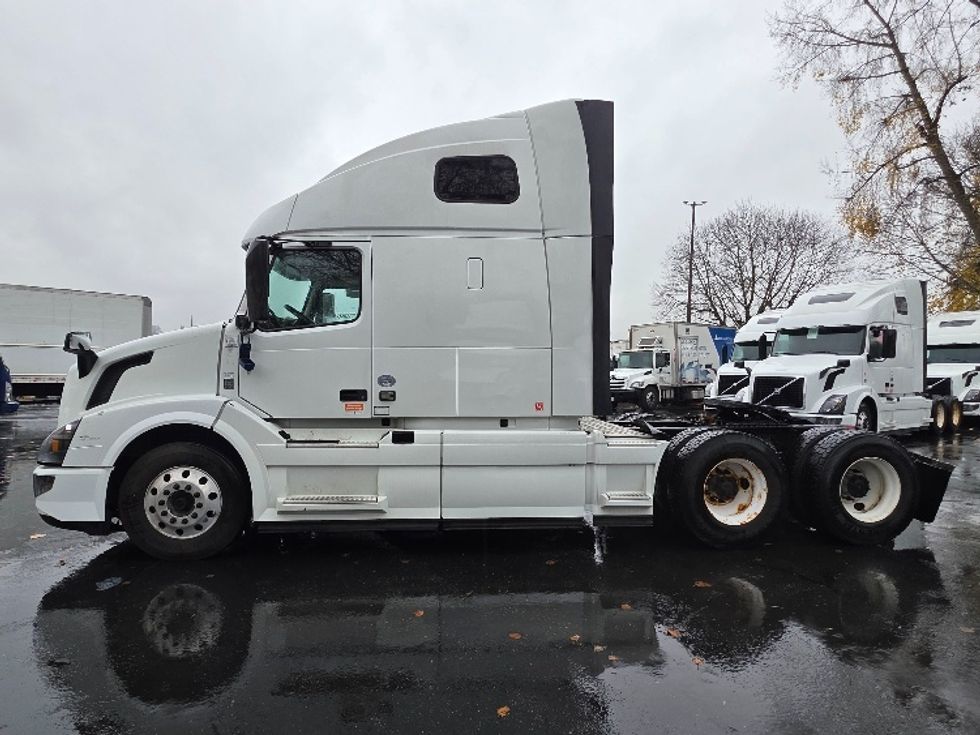 Sleeper Tractor-Heavy Duty Tractors-Volvo-2016-VNL64T670-Tukwila-WA-548,996\n\t\tmiles-$ 42,500 - Image 4