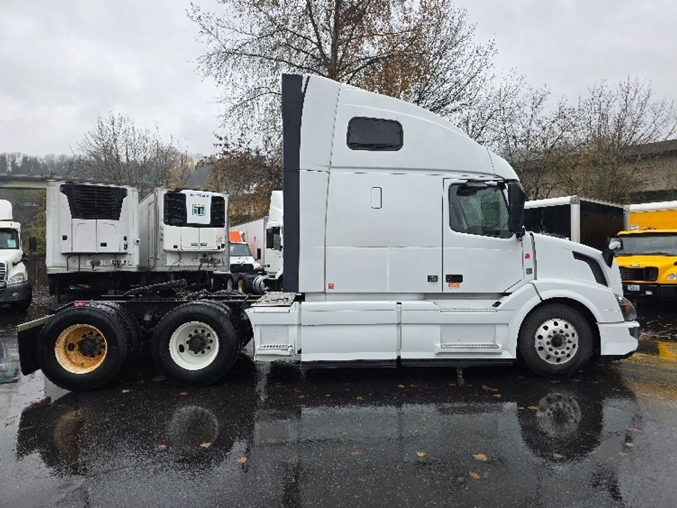 Sleeper Tractor-Heavy Duty Tractors-Volvo-2016-VNL64T670-Tukwila-WA-548,996\n\t\tmiles-$ 42,500 - Image 8