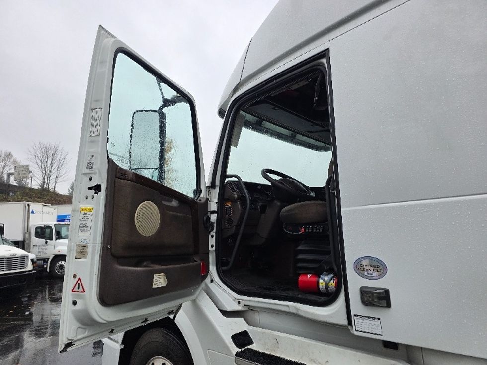 Sleeper Tractor-Heavy Duty Tractors-Volvo-2016-VNL64T670-Tukwila-WA-548,996\n\t\tmiles-$ 42,500 - Image 9
