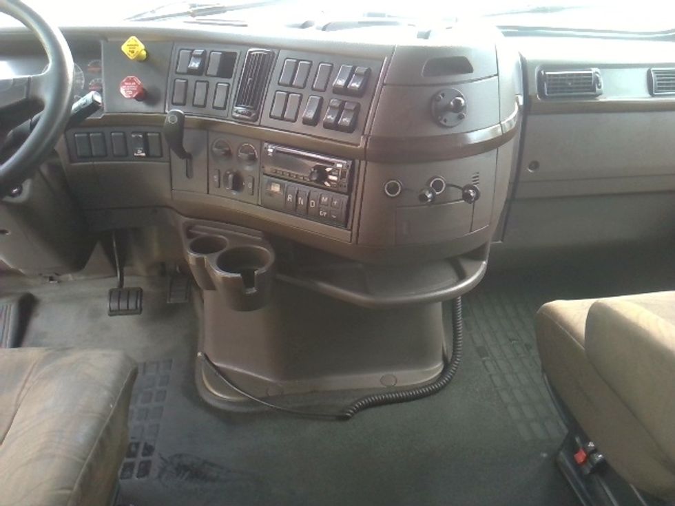 Sleeper Tractor-Heavy Duty Tractors-Volvo-2016-VNL64T670-Tukwila-WA-643,342\n\t\tmiles-$ 37,000 - Image 12