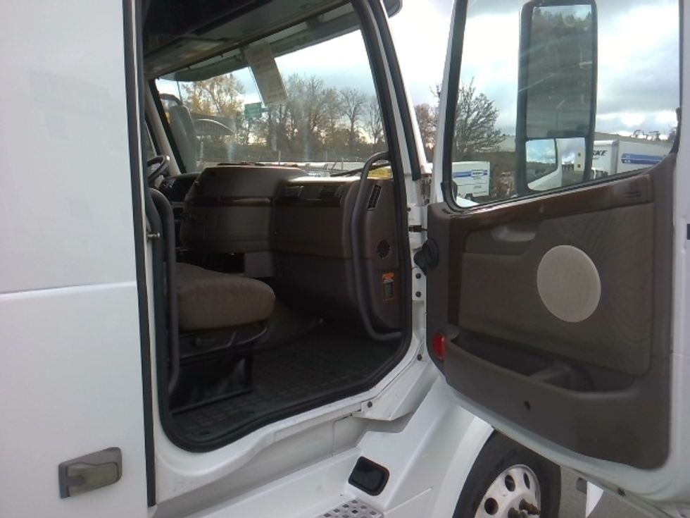 Sleeper Tractor-Heavy Duty Tractors-Volvo-2016-VNL64T670-Tukwila-WA-643,342\n\t\tmiles-$ 37,000 - Image 13