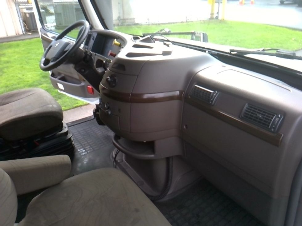 Sleeper Tractor-Heavy Duty Tractors-Volvo-2016-VNL64T670-Tukwila-WA-643,342\n\t\tmiles-$ 37,000 - Image 15