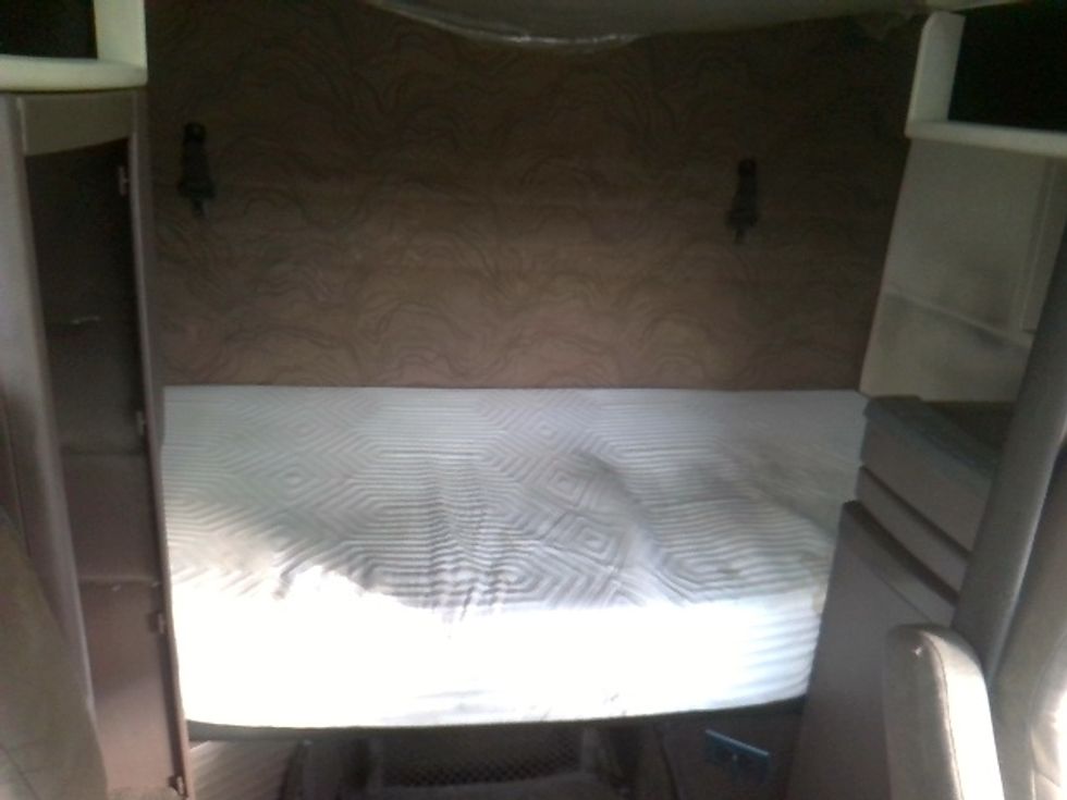 Sleeper Tractor-Heavy Duty Tractors-Volvo-2016-VNL64T670-Tukwila-WA-643,342\n\t\tmiles-$ 37,000 - Image 16