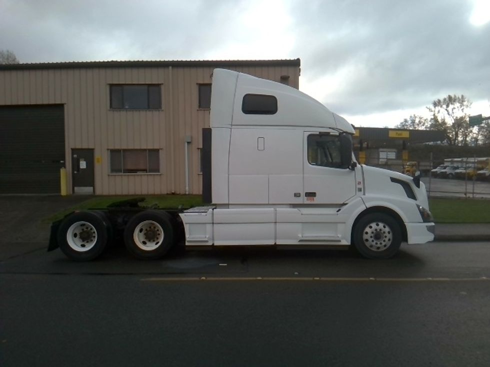 Sleeper Tractor-Heavy Duty Tractors-Volvo-2016-VNL64T670-Tukwila-WA-643,342\n\t\tmiles-$ 37,000 - Image 8