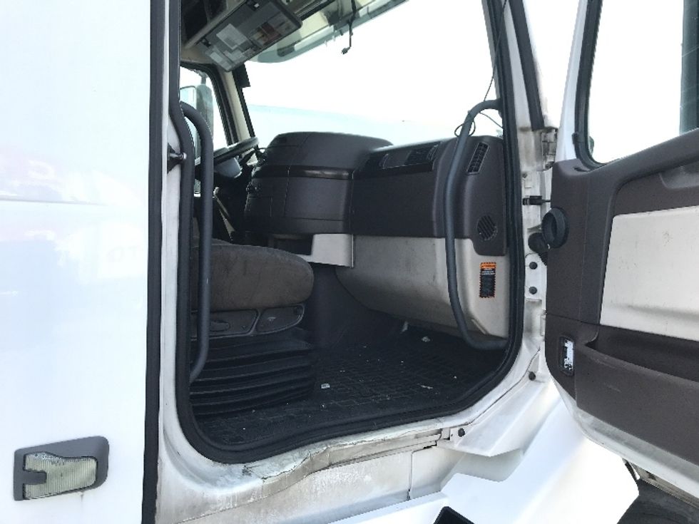 2017 Volvo VNL64T670 Sleeper Tractor