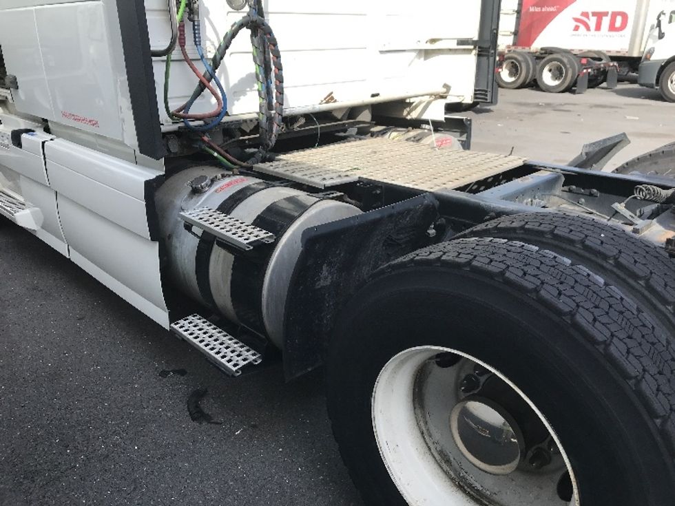 2017 Volvo VNL64T670 Sleeper Tractor