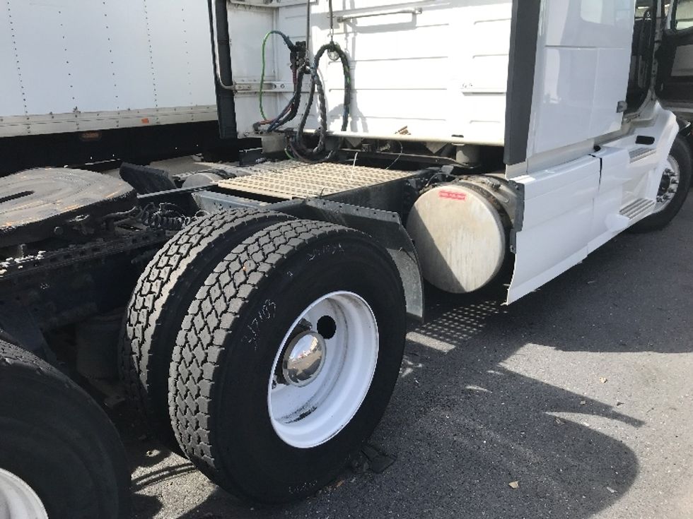 2017 Volvo VNL64T670 Sleeper Tractor