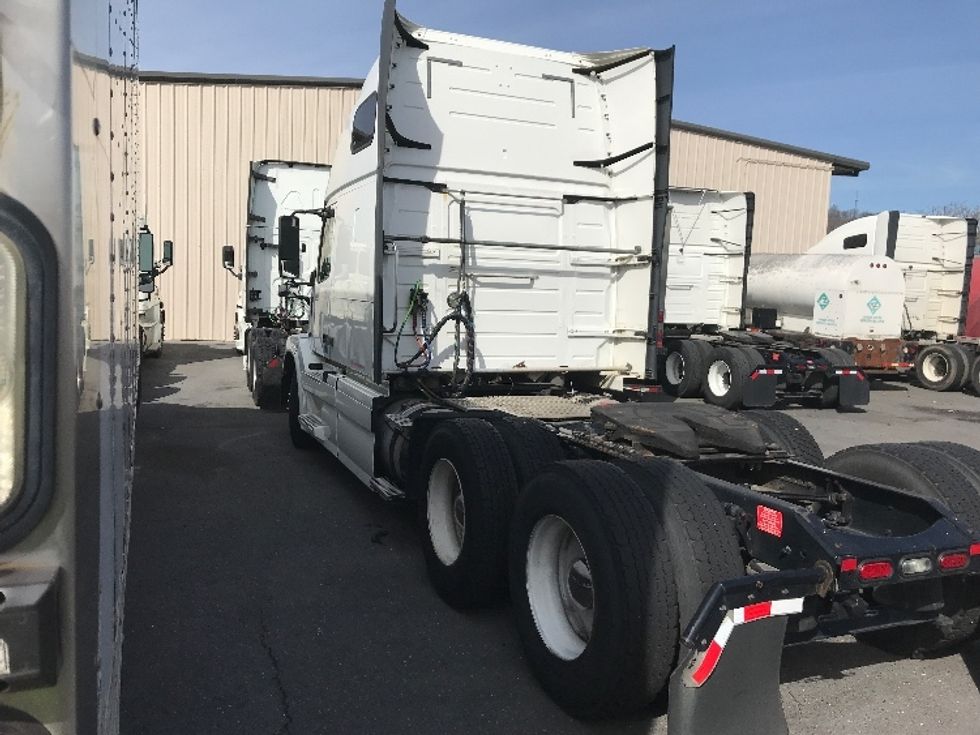 2017 Volvo VNL64T670 Sleeper Tractor