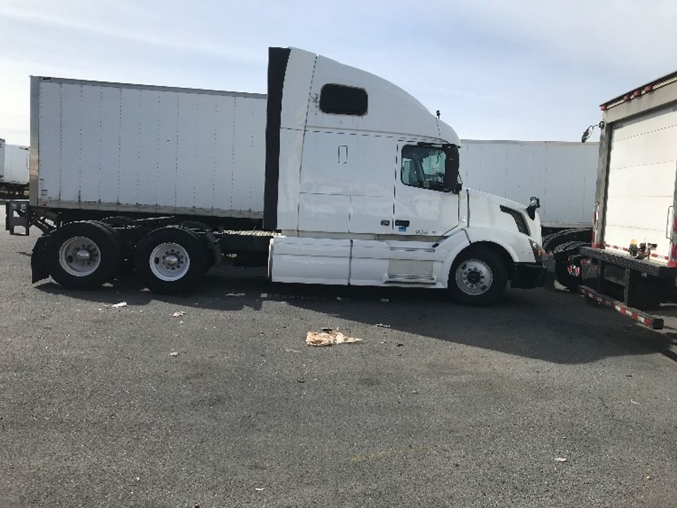 2017 Volvo VNL64T670 Sleeper Tractor