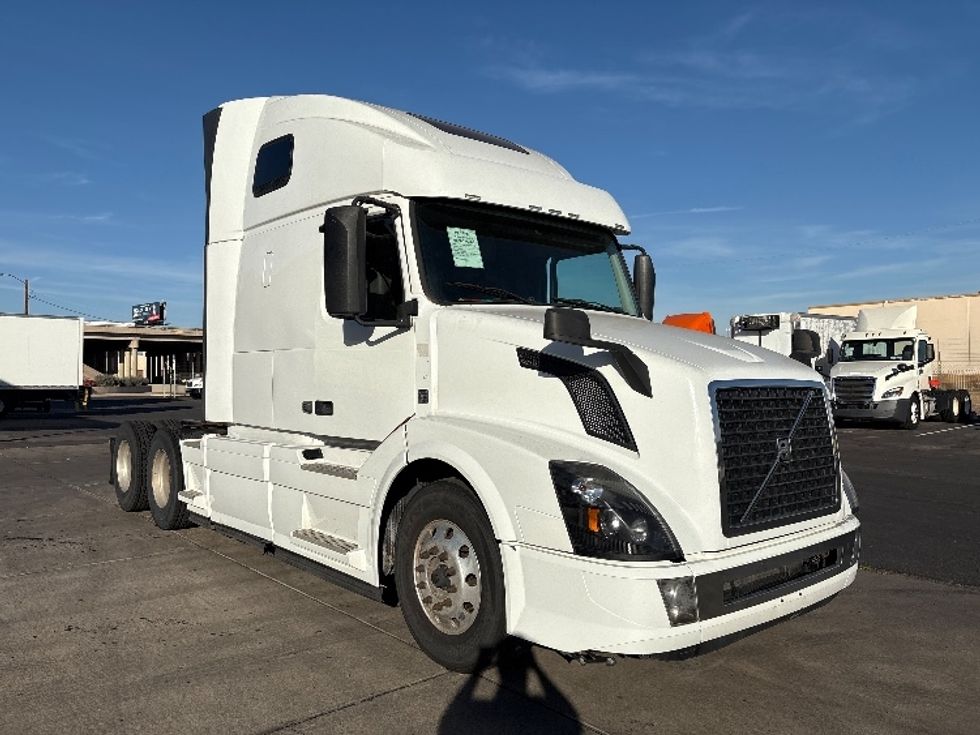 Sleeper Tractor-Heavy Duty Tractors-Volvo-2017-VNL64T670-Phoenix-AZ-639,784\n\t\tmiles-$ 41,000 - Image 1