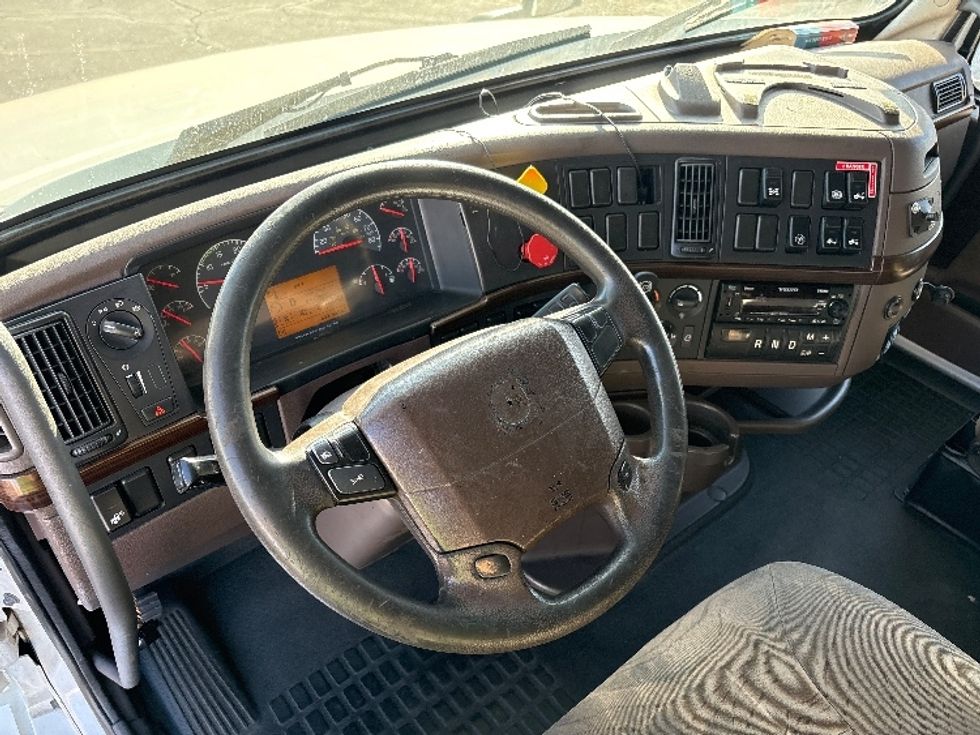 Sleeper Tractor-Heavy Duty Tractors-Volvo-2017-VNL64T670-Phoenix-AZ-639,784\n\t\tmiles-$ 41,000 - Image 10