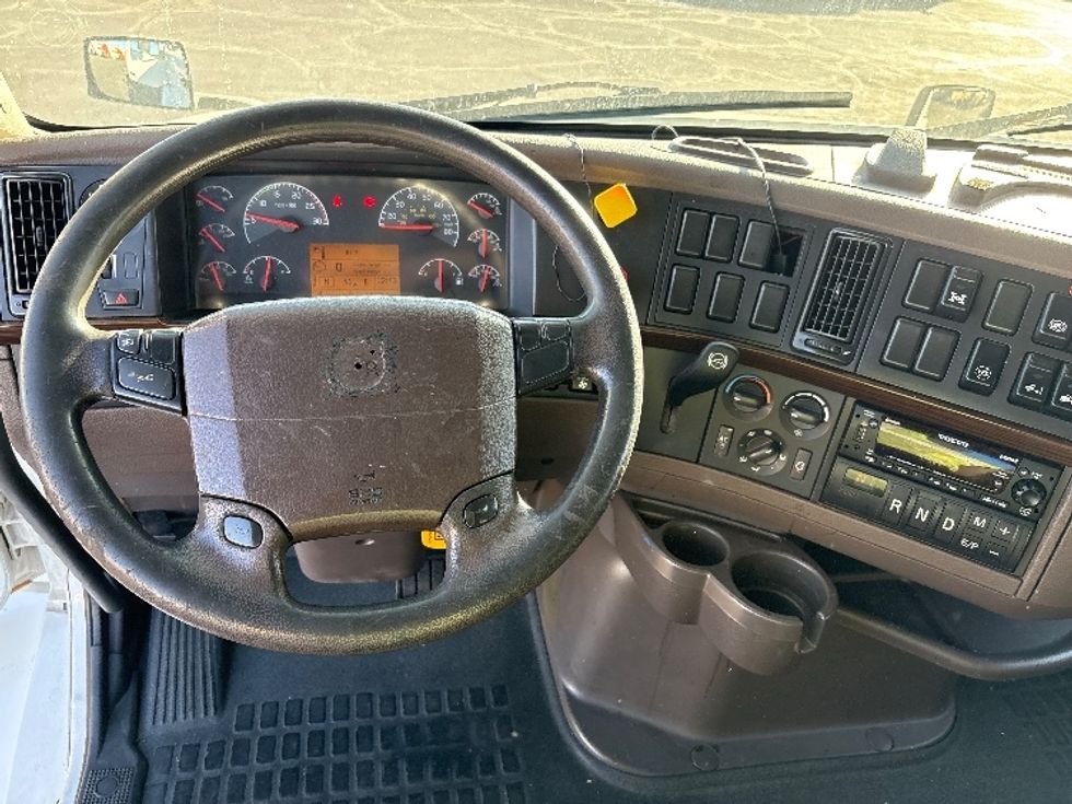 Sleeper Tractor-Heavy Duty Tractors-Volvo-2017-VNL64T670-Phoenix-AZ-639,784\n\t\tmiles-$ 41,000 - Image 11