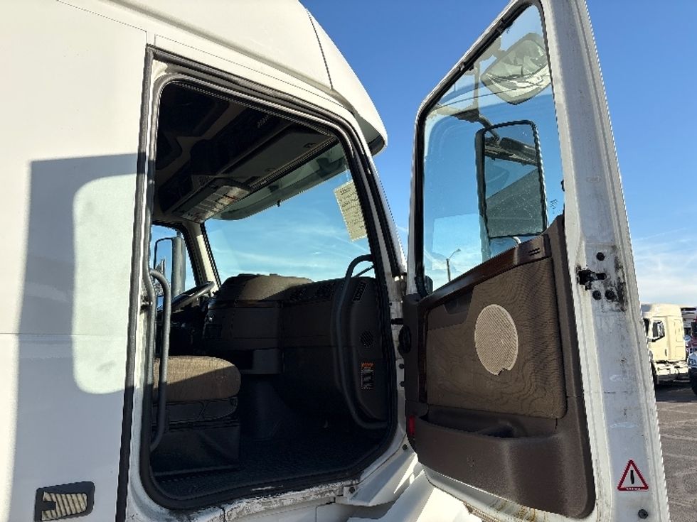 Sleeper Tractor-Heavy Duty Tractors-Volvo-2017-VNL64T670-Phoenix-AZ-639,784\n\t\tmiles-$ 41,000 - Image 13