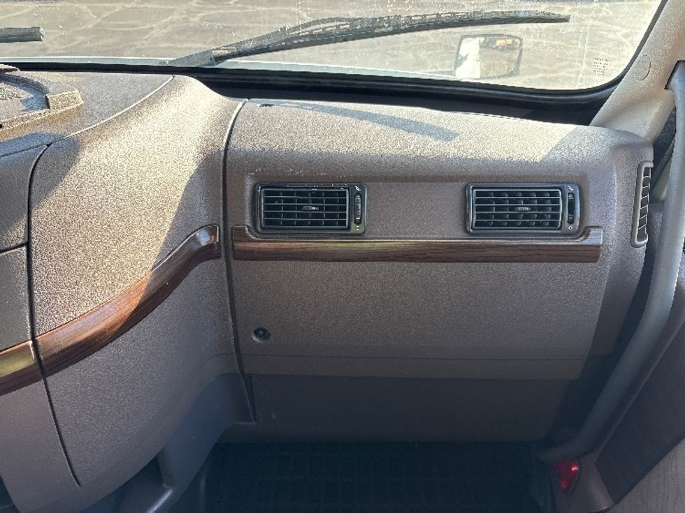 Sleeper Tractor-Heavy Duty Tractors-Volvo-2017-VNL64T670-Phoenix-AZ-639,784\n\t\tmiles-$ 41,000 - Image 14