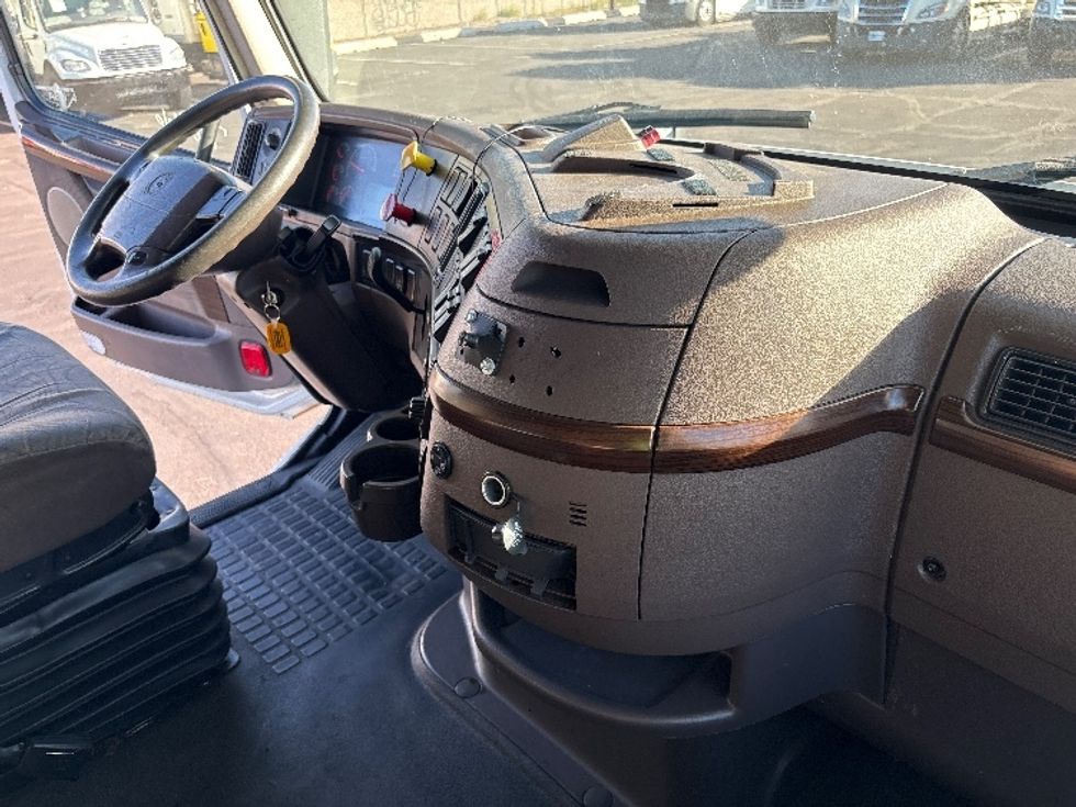 Sleeper Tractor-Heavy Duty Tractors-Volvo-2017-VNL64T670-Phoenix-AZ-639,784\n\t\tmiles-$ 41,000 - Image 15