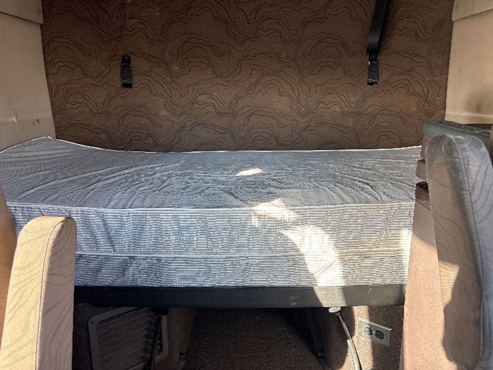 Sleeper Tractor-Heavy Duty Tractors-Volvo-2017-VNL64T670-Phoenix-AZ-639,784\n\t\tmiles-$ 41,000 - Image 16