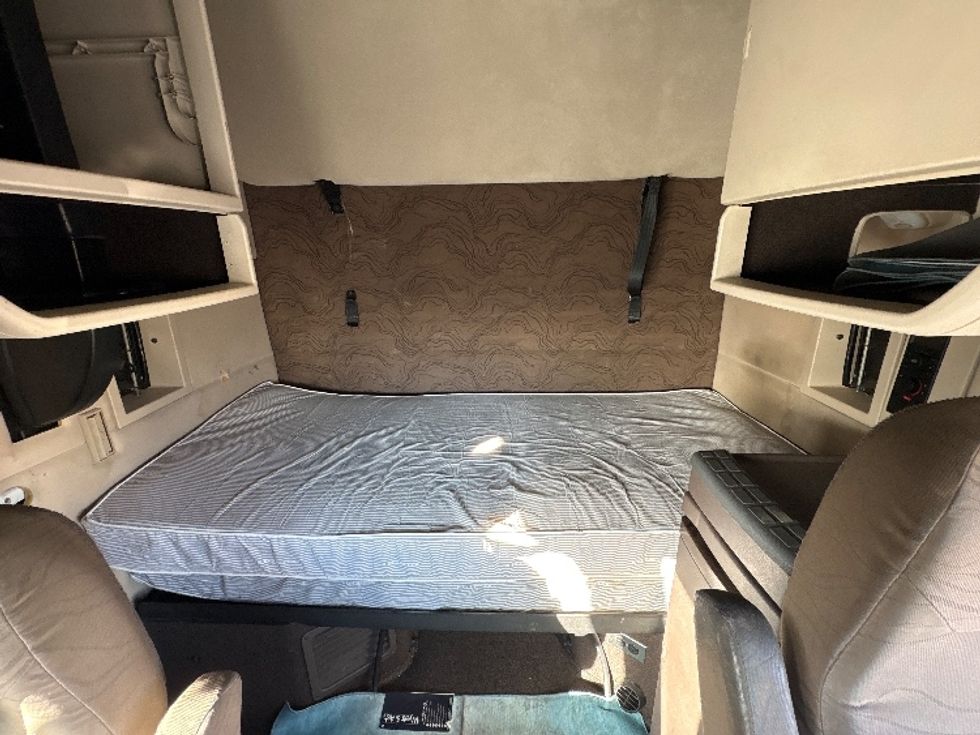 Sleeper Tractor-Heavy Duty Tractors-Volvo-2017-VNL64T670-Phoenix-AZ-639,784\n\t\tmiles-$ 41,000 - Image 17