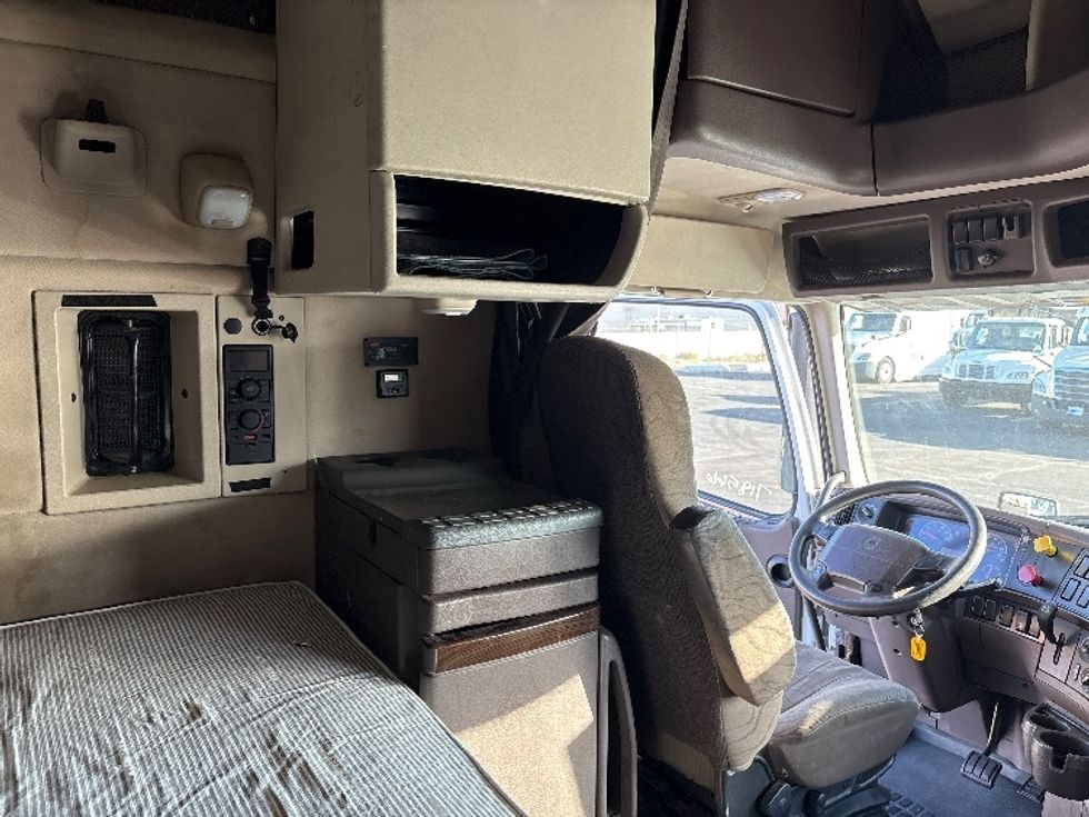 Sleeper Tractor-Heavy Duty Tractors-Volvo-2017-VNL64T670-Phoenix-AZ-639,784\n\t\tmiles-$ 41,000 - Image 18