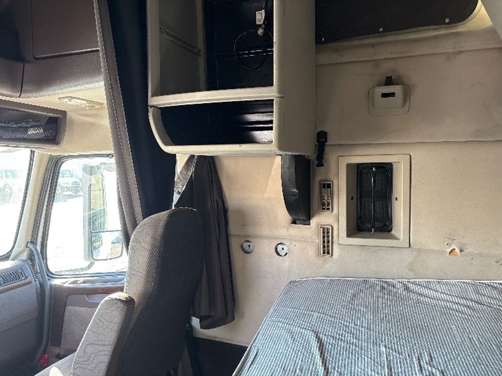 Sleeper Tractor-Heavy Duty Tractors-Volvo-2017-VNL64T670-Phoenix-AZ-639,784\n\t\tmiles-$ 41,000 - Image 19