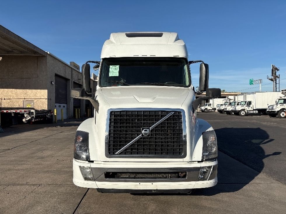 Sleeper Tractor-Heavy Duty Tractors-Volvo-2017-VNL64T670-Phoenix-AZ-639,784\n\t\tmiles-$ 41,000 - Image 2