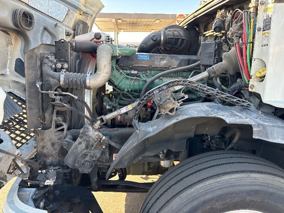 Sleeper Tractor-Heavy Duty Tractors-Volvo-2017-VNL64T670-Phoenix-AZ-639,784\n\t\tmiles-$ 41,000 - Image 21
