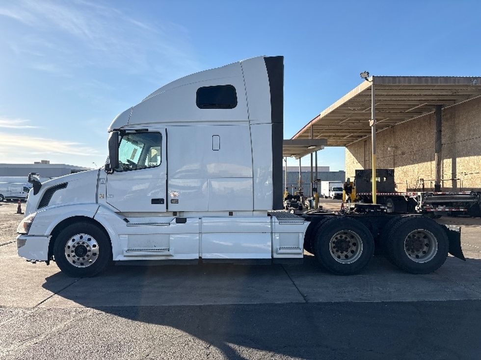 Sleeper Tractor-Heavy Duty Tractors-Volvo-2017-VNL64T670-Phoenix-AZ-639,784\n\t\tmiles-$ 41,000 - Image 4