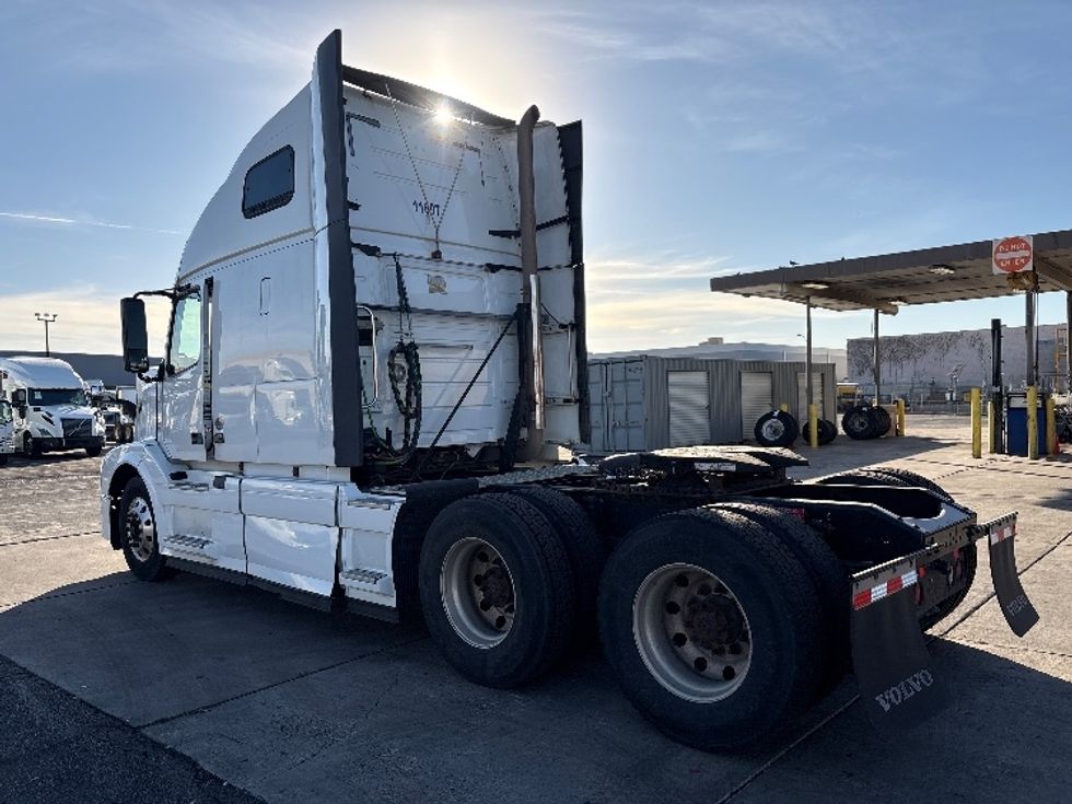 Sleeper Tractor-Heavy Duty Tractors-Volvo-2017-VNL64T670-Phoenix-AZ-639,784\n\t\tmiles-$ 41,000 - Image 5
