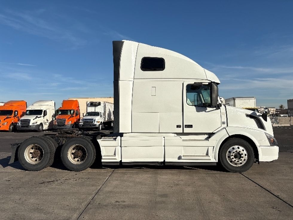Sleeper Tractor-Heavy Duty Tractors-Volvo-2017-VNL64T670-Phoenix-AZ-639,784\n\t\tmiles-$ 41,000 - Image 8