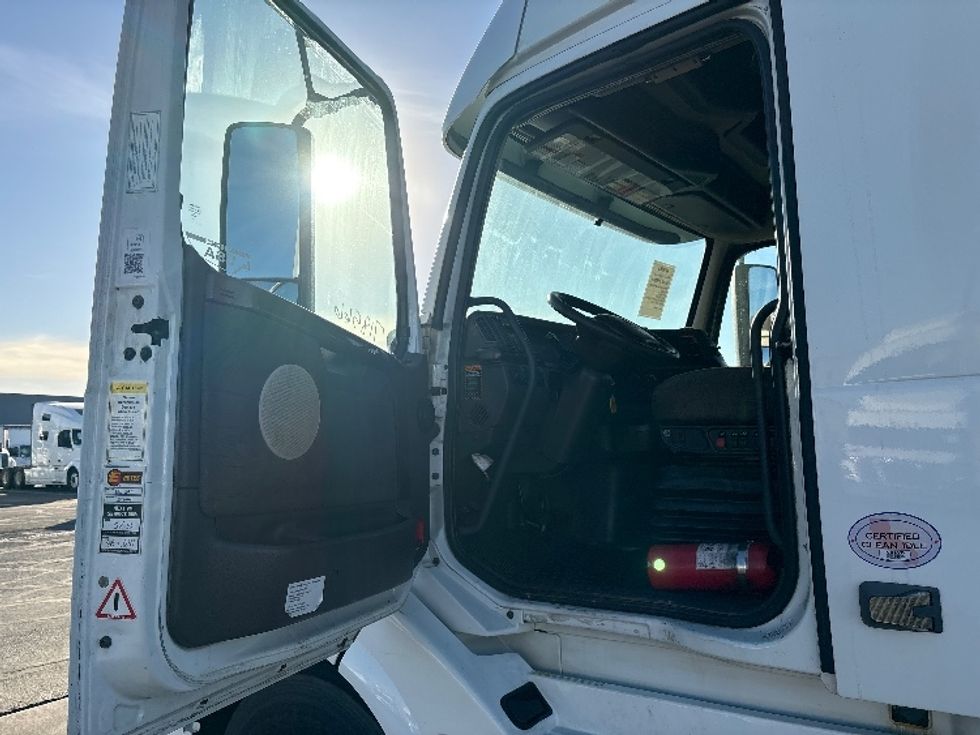 Sleeper Tractor-Heavy Duty Tractors-Volvo-2017-VNL64T670-Phoenix-AZ-639,784\n\t\tmiles-$ 41,000 - Image 9