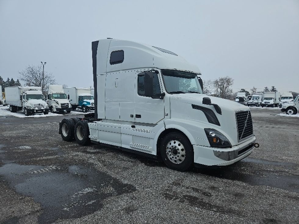 Sleeper Tractor-Heavy Duty Tractors-Volvo-2017-VNL64T670-Roseville-MN-679,861\n\t\tmiles-$ 43,000 - Image 1