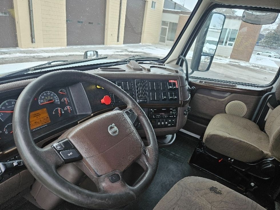 Sleeper Tractor-Heavy Duty Tractors-Volvo-2017-VNL64T670-Roseville-MN-679,861\n\t\tmiles-$ 43,000 - Image 10