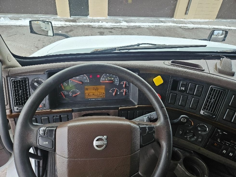 Sleeper Tractor-Heavy Duty Tractors-Volvo-2017-VNL64T670-Roseville-MN-679,861\n\t\tmiles-$ 43,000 - Image 11