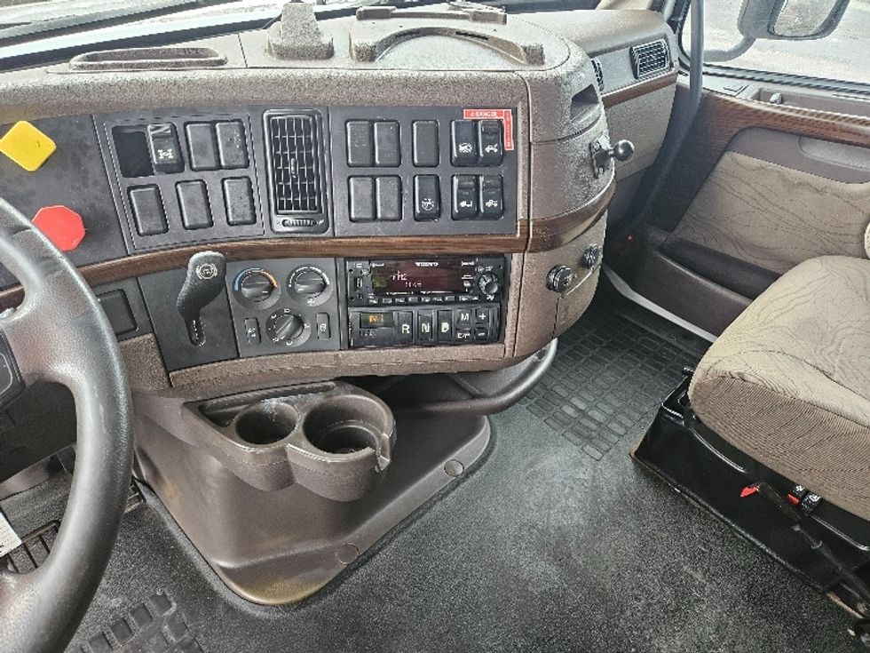 Sleeper Tractor-Heavy Duty Tractors-Volvo-2017-VNL64T670-Roseville-MN-679,861\n\t\tmiles-$ 43,000 - Image 12