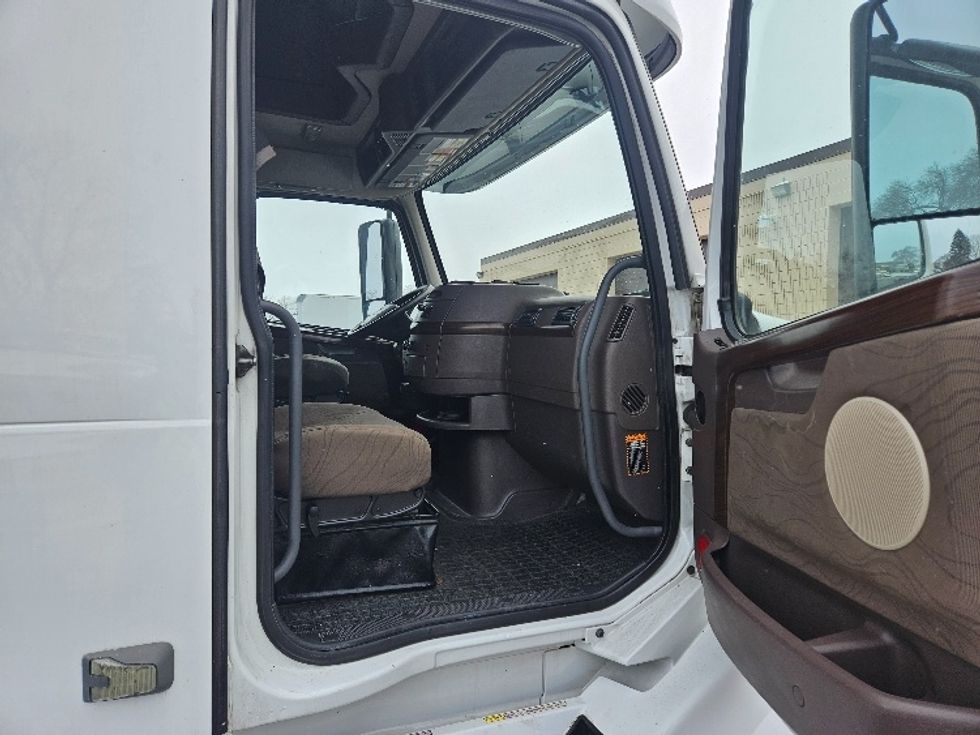 Sleeper Tractor-Heavy Duty Tractors-Volvo-2017-VNL64T670-Roseville-MN-679,861\n\t\tmiles-$ 43,000 - Image 13