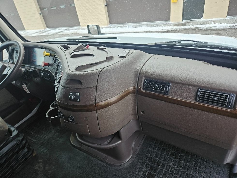 Sleeper Tractor-Heavy Duty Tractors-Volvo-2017-VNL64T670-Roseville-MN-679,861\n\t\tmiles-$ 43,000 - Image 14