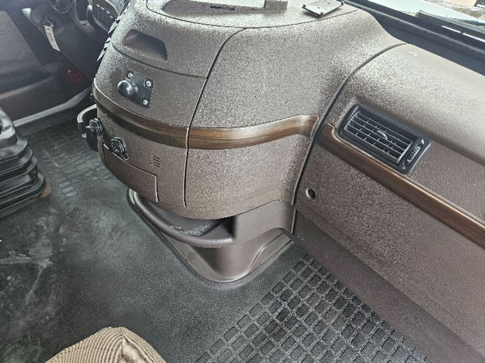 Sleeper Tractor-Heavy Duty Tractors-Volvo-2017-VNL64T670-Roseville-MN-679,861\n\t\tmiles-$ 43,000 - Image 15