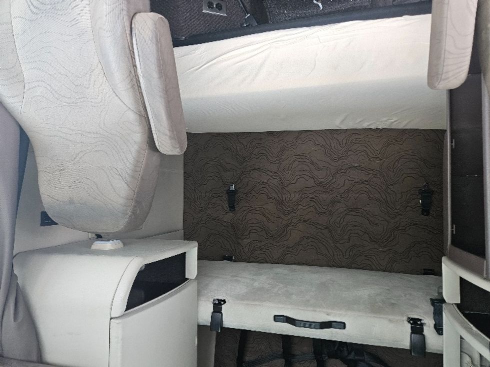 Sleeper Tractor-Heavy Duty Tractors-Volvo-2017-VNL64T670-Roseville-MN-679,861\n\t\tmiles-$ 43,000 - Image 16