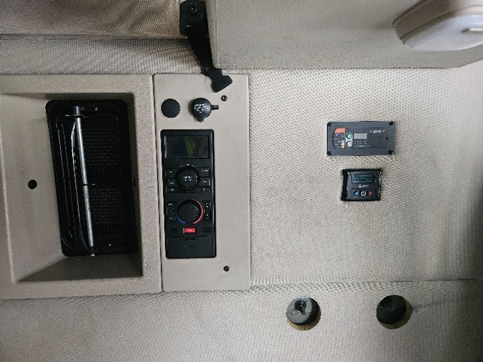 Sleeper Tractor-Heavy Duty Tractors-Volvo-2017-VNL64T670-Roseville-MN-679,861\n\t\tmiles-$ 43,000 - Image 18