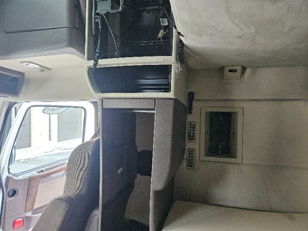 Sleeper Tractor-Heavy Duty Tractors-Volvo-2017-VNL64T670-Roseville-MN-679,861\n\t\tmiles-$ 43,000 - Image 19