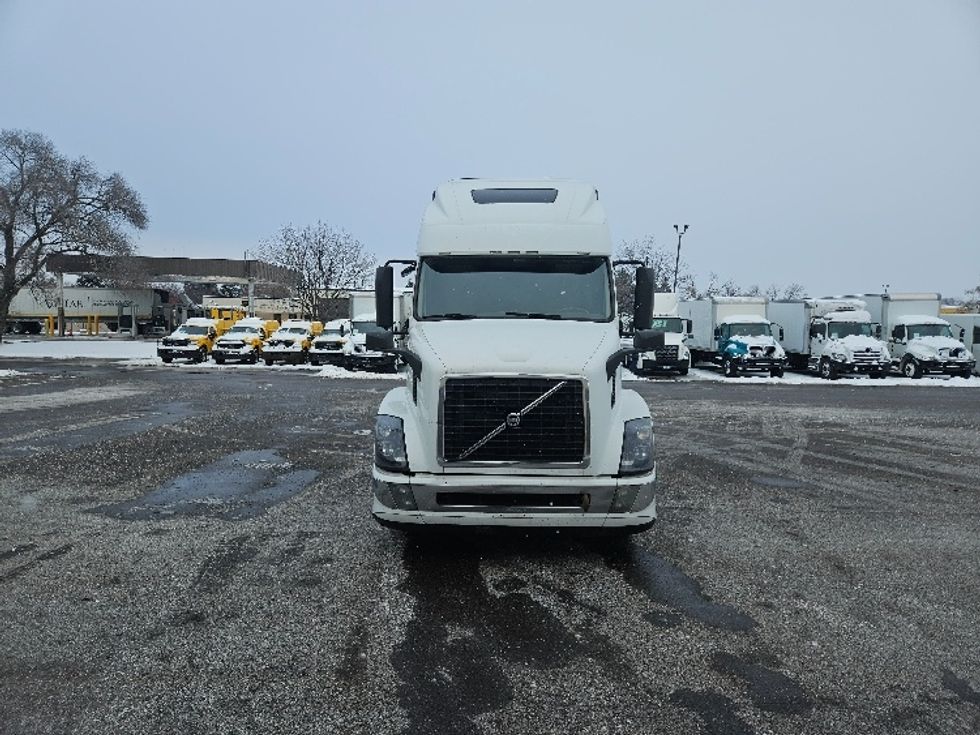 Sleeper Tractor-Heavy Duty Tractors-Volvo-2017-VNL64T670-Roseville-MN-679,861\n\t\tmiles-$ 43,000 - Image 2