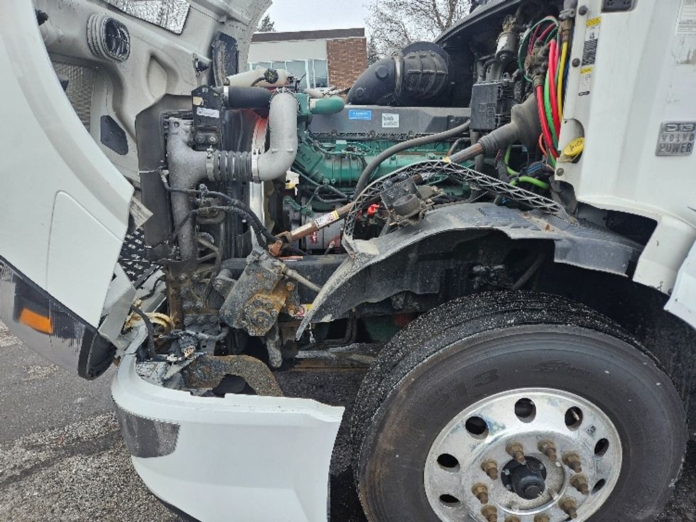 Sleeper Tractor-Heavy Duty Tractors-Volvo-2017-VNL64T670-Roseville-MN-679,861\n\t\tmiles-$ 43,000 - Image 21
