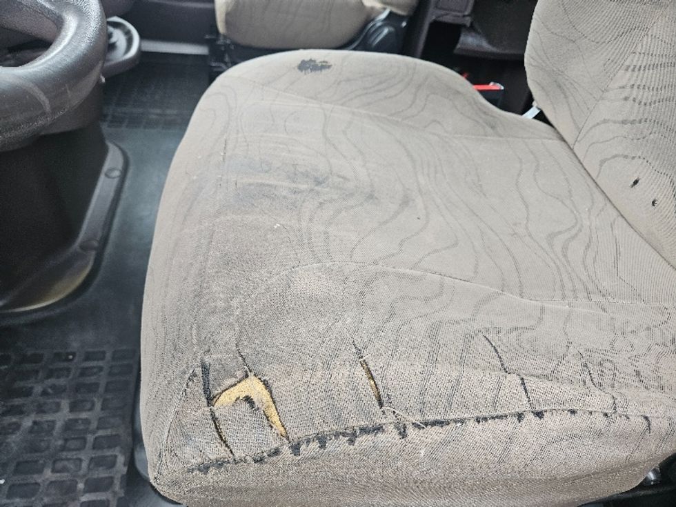 Sleeper Tractor-Heavy Duty Tractors-Volvo-2017-VNL64T670-Roseville-MN-679,861\n\t\tmiles-$ 43,000 - Image 23