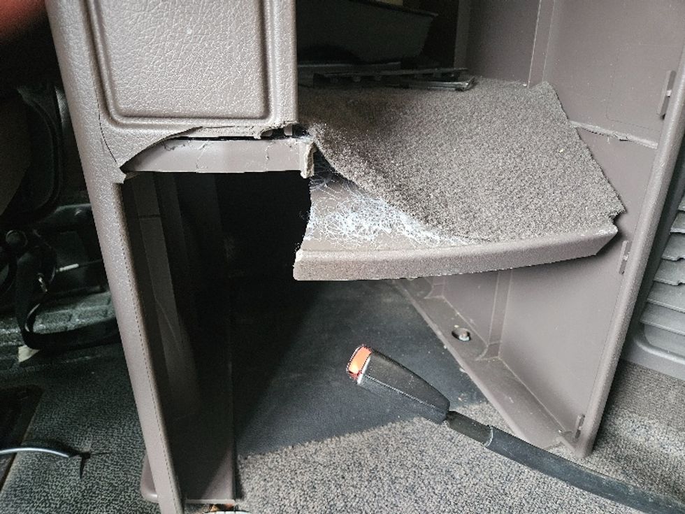 Sleeper Tractor-Heavy Duty Tractors-Volvo-2017-VNL64T670-Roseville-MN-679,861\n\t\tmiles-$ 43,000 - Image 24