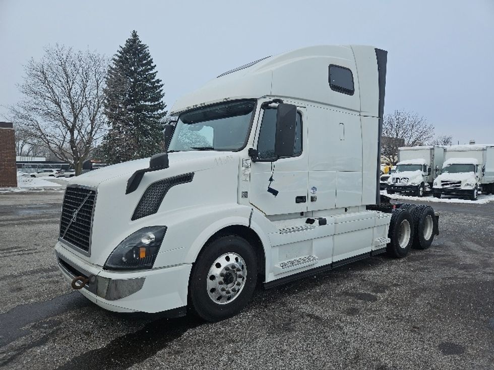 Sleeper Tractor-Heavy Duty Tractors-Volvo-2017-VNL64T670-Roseville-MN-679,861\n\t\tmiles-$ 43,000 - Image 3